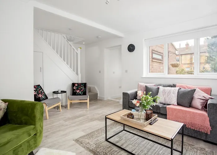 Pass The Keys Spacious And Very Modern Family Home, Central Windsor